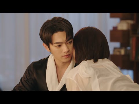 Видео: Увидев детские фотографии генерального директора, его жена обняла его: «Я составлю тебе компанию».