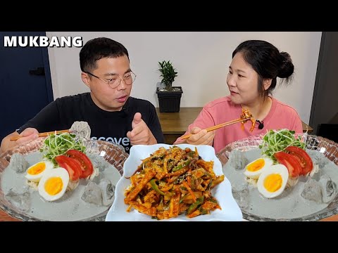 Видео: Корейский суп с фасолью, лапшой и острым салатом с кальмарамиㅣCooking&Mukbang