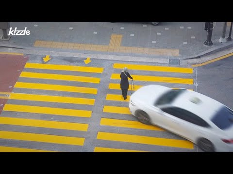 Видео: Что будет, если водитель превысит скорость на пешеходном переходе