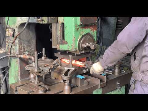 Видео: Искорки в полёте: внутри кузнечного цеха — как раскалённая сталь обретает форму (с субтитрами)