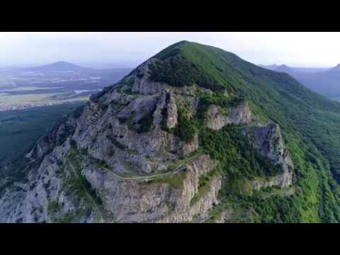 Видео: Полет почти до вершины горы Змейка
