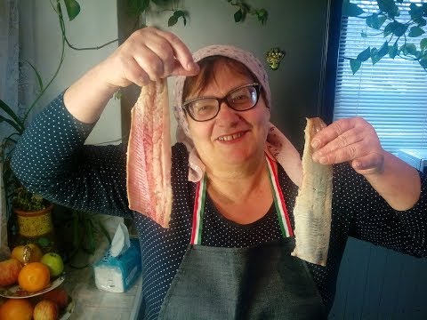 Видео: Как быстро почистить селёдку от костей и кожи