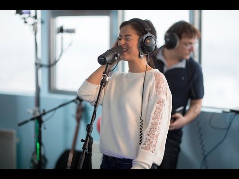 Видео: Нюша - Больно (LIVE @ Авторадио)