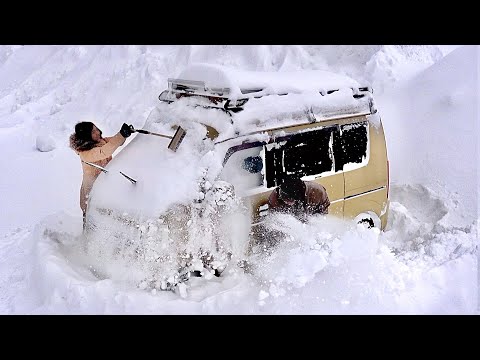 Видео: Автокемпинг в сильном снегопаде, который засыпал минивэн.