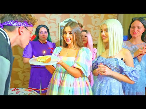 Видео: Парти за рожден ден зомби и изненада 🎂 Любовна история и неудобна ситуация в летния лагер