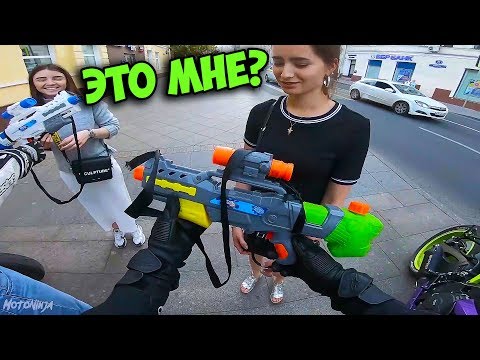 Видео: НАМОЧИЛИ КРАСАВИЦ! ОНИ В ШОКЕ! Реакция автомобилистов!