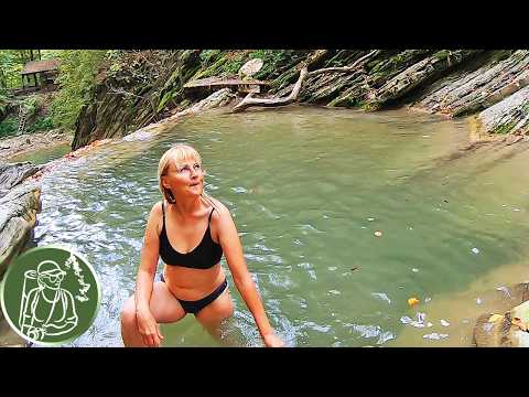 Видео: Убегаем ночью от 6 пьяных мужиков 🪓 Безумный поход двух девчонок 🔥 Купаемся в водопаде