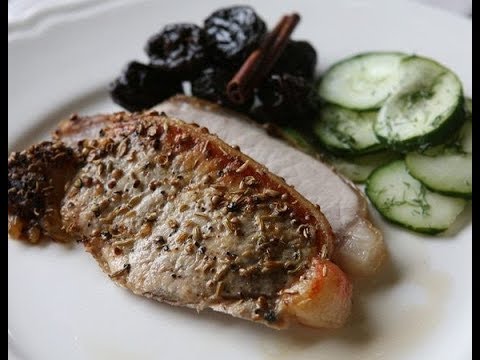 Видео: Запеченная свинина с черносливом и огурцами