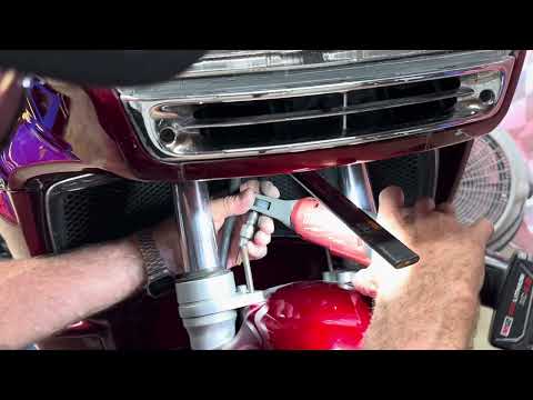 Видео: Установка скобы вилки на Honda GL1500 GOLDWING