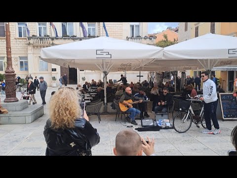 Видео: Внезапный концерт на площади 