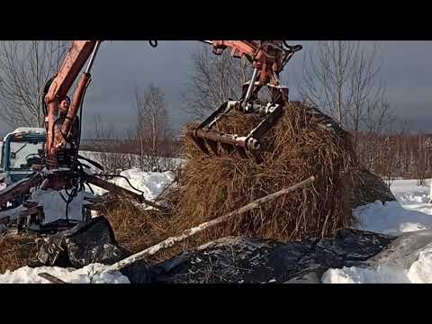Видео: Грейферный погрузчик в работе. Грузит сено.