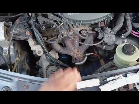 Видео: Рено Логан1, 2007 года. Как  выглядит его двигатель? Оригинальные свечи. Аккумулятор тракторный!