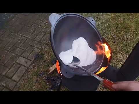 Видео: Чугунный КАЗАН на 10 л. и печь с дверкой.  Обжиг казана. Подготовка к первому использованию
