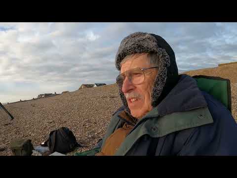 Видео: Мужчина рыбачил в одиночку на пляже. Все началось в темноте!