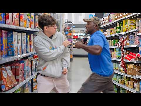 Видео: Агрессивный розыгрыш с пуканьем над незнакомцами!