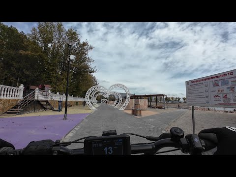 Видео: Кисловодск. Озёра Кисловодска и Комсомольский парк, музыкальная прогулка по городу на электроскутере