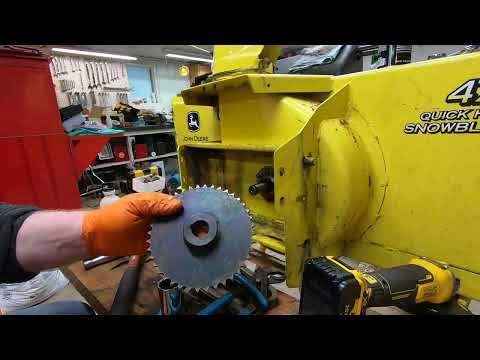 Видео: Техническое обслуживание снегоочистителя John Deere 47: Часть 2 — Подшипники и повторная сборка