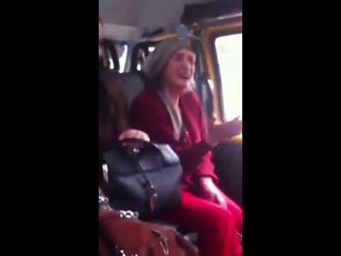 Видео: Бабушка поет на маршрутку