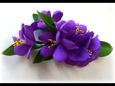 Видео: Цветы из фоамирана для начинающих Заколка с мелкими цветами