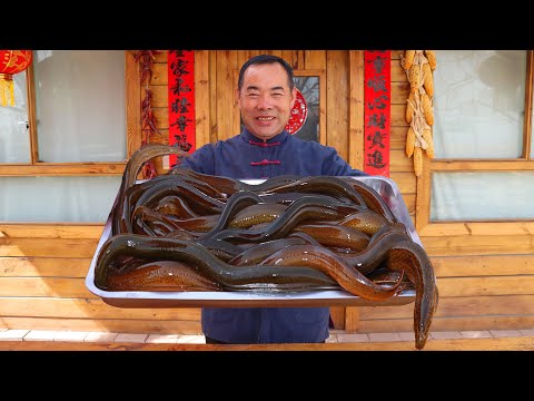 Видео: Тушеный угорь весом 2,5 кг со свиным брюхом! Вкусная еда из деревни | дядя сельский гурман