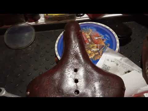 Видео: восстановление кожаного седла велосипеда из СССР