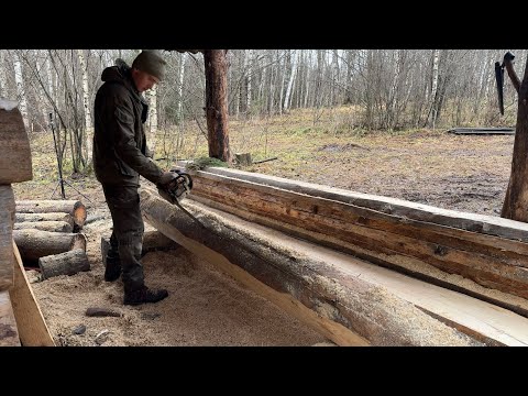 Видео: Строительство избушки в лесу — Часть 6: продольный распил бревен на доски бензопилой