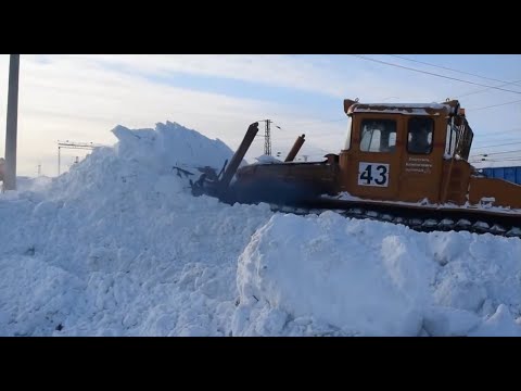Видео: Мощь, бульдозеры в снегу БАТ-2, ДЭТ-250, Т-170, МТЗ-1221. Powerful Soviet bulldozers push snow!