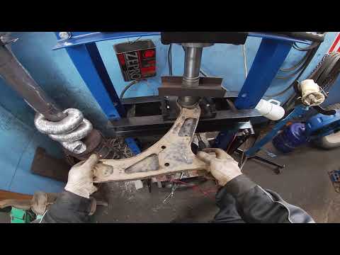 Видео: Suzuki Grand Vitara - замена сайлентблоков передних рычагов 🛠