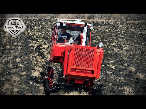 Видео: Он как будто только что с завода! Гусеничный трактор ДТ-75 пашет целину! Техника СССР в деле!