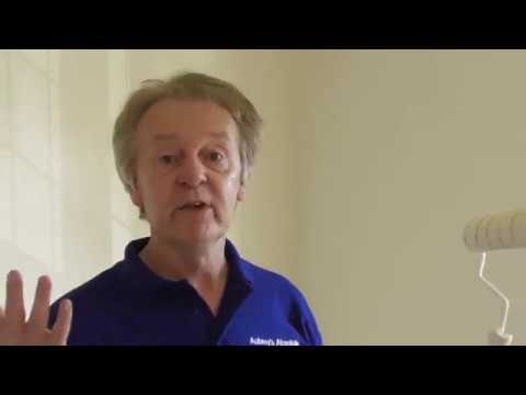 Видео: Как быстро и профессионально покрасить потолок валиком