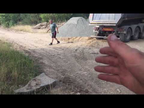 Видео: Выгрузка щебня из самосвала полуприцепа.