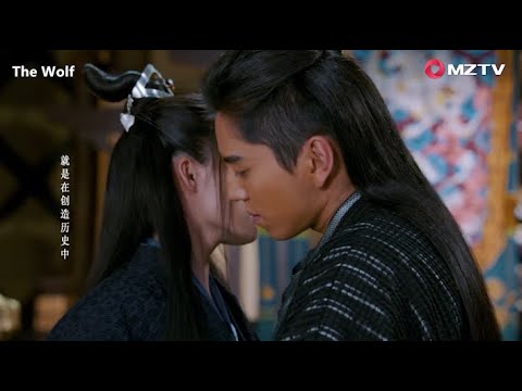 Видео: Когда они связали друг друга ремнями, символизирующими любовь, их сердца тронулись.