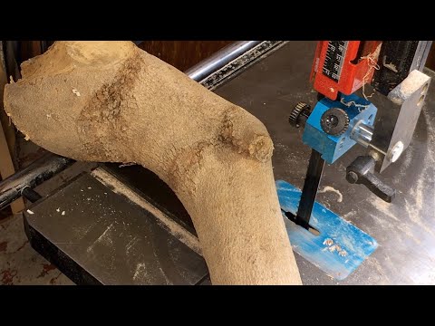 Видео: Ричард Раффан распиливает небольшие бревна и старый столбик кровати на заготовки для токарной обр...