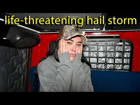 Видео: Застрявший грузовик разбил лагерь во время «опасного для жизни» града