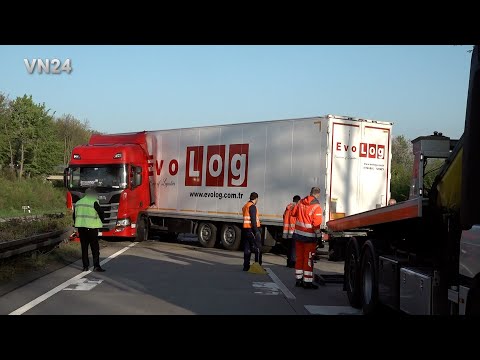 Видео: VN24 - водитель грузовика заснул и врезался в защитный барьер