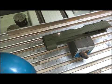 Видео: Sig Sauer P226 - гравировка затвора