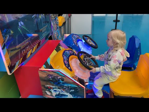 Видео: Maya at the Children's Entertainment Center/Майя в Детском Развлекательном Центре