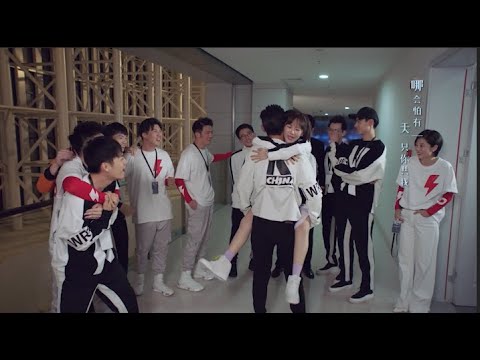 Видео: На героя набросилась его маленькая подружка на публике, что слишком мило для их братьев.