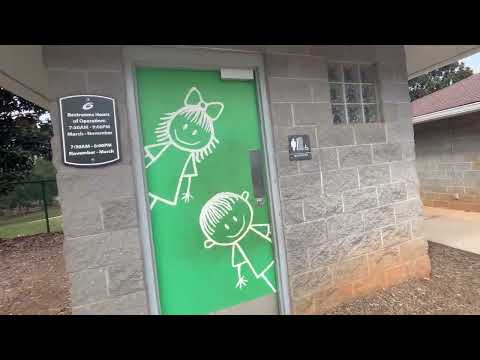 Видео: Новый парк. Что со стульями. Новая игрушка для кота.