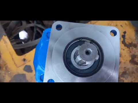 Видео: Фронтальный погрузчик SDLG  LG  946 L замена гедравлики насос .