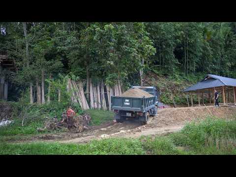 Видео: Слишком много трудностей и препятствий — грузовой автомобиль застрял в грязи до поздней ночи.