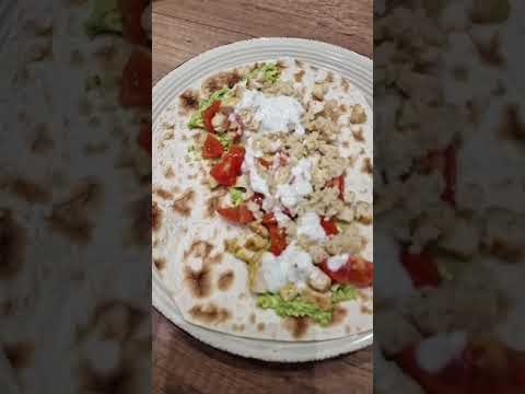 Видео: Лаваш/тортила с пилешко, авокадо, булгур, домати и сосче