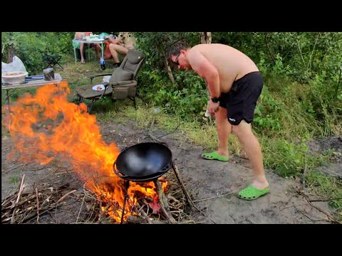 Видео: «Жарим, варим и купаемся: как мы провели дикий уикенд у реки»