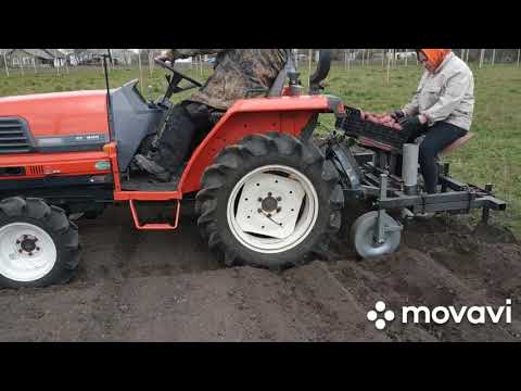 Видео: Японский мини трактор Kubota GL220 + самодельная сажалка картошки. Посадка картошки. Испытания.
