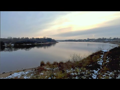 Видео: Ищите ямы на Поворотах,это Лучшие Лещевые места. Ловля Леща на фидер поздней осенью на большой реке.