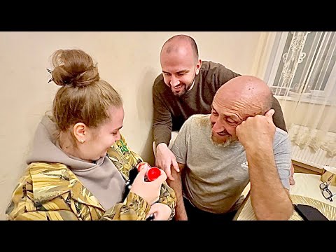 Видео: Мы с Алиной боимся прикоснуться к спасенному малышу Влад даже ОЧКИ НАДЕЛ чтобы рассмотреть Финика!