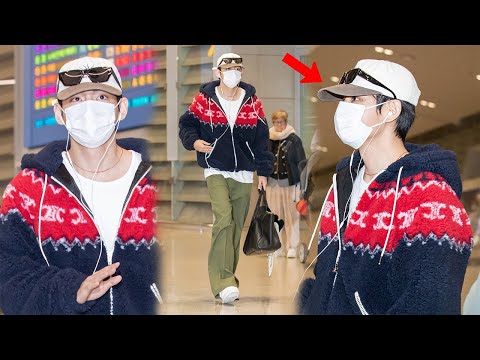Видео: 1 минуту назад! Тэхён прибыл в аэропорт в шокирующем наряде — неожиданно!