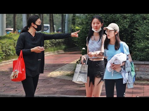 Видео: Что делают прохожие, когда молодую девушку публично обвиняют в том, что она носят открытую одежду?