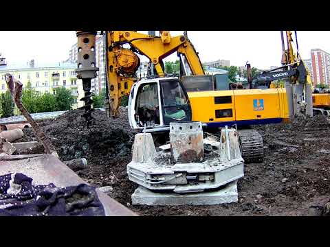 Видео: Bauer BG 22 H бурение, завинчивание и стыковка обсадной трубы | Работа буровой установки Бауэр 22 H