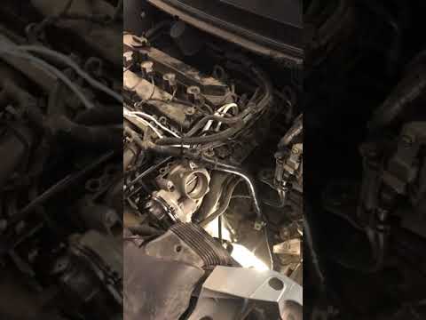 Видео: Форд фокус 2 мотор 1.8 на не прогретом двигателе при движении падают обороты ( переливает)